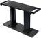 Czarny metalowy stojak głośnikowy z prostokątną podstawą, dwoma kolumnowymi podporami i płaską, prostokątną platformą.