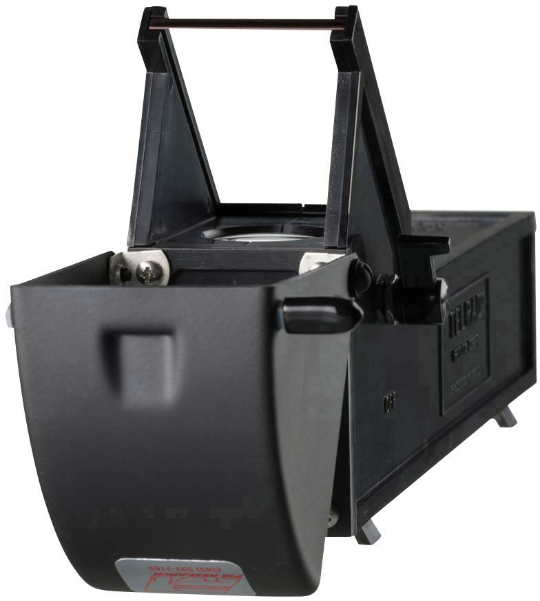 Czarne urządzenie, prawdopodobnie przycinarka do zdjęć lub przeglądarka slajdów, o prostopadłościennej budowie z dźwignią otwierającą u góry.