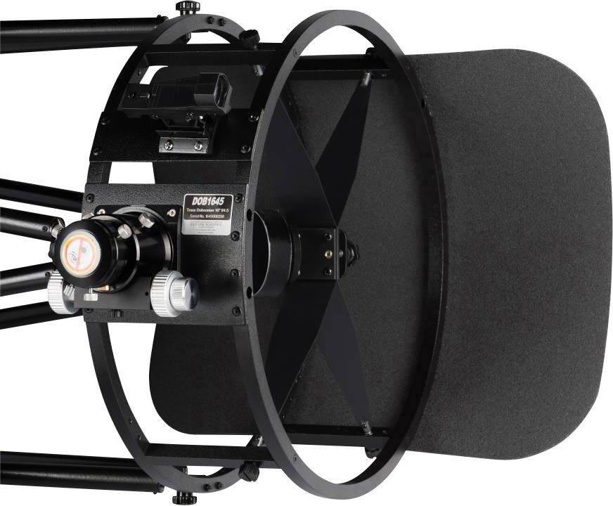 Wielki teleskop o czarnej strukturze z mechanicznymi detalami, w tym jednostką ogniskową i mocowaniami.