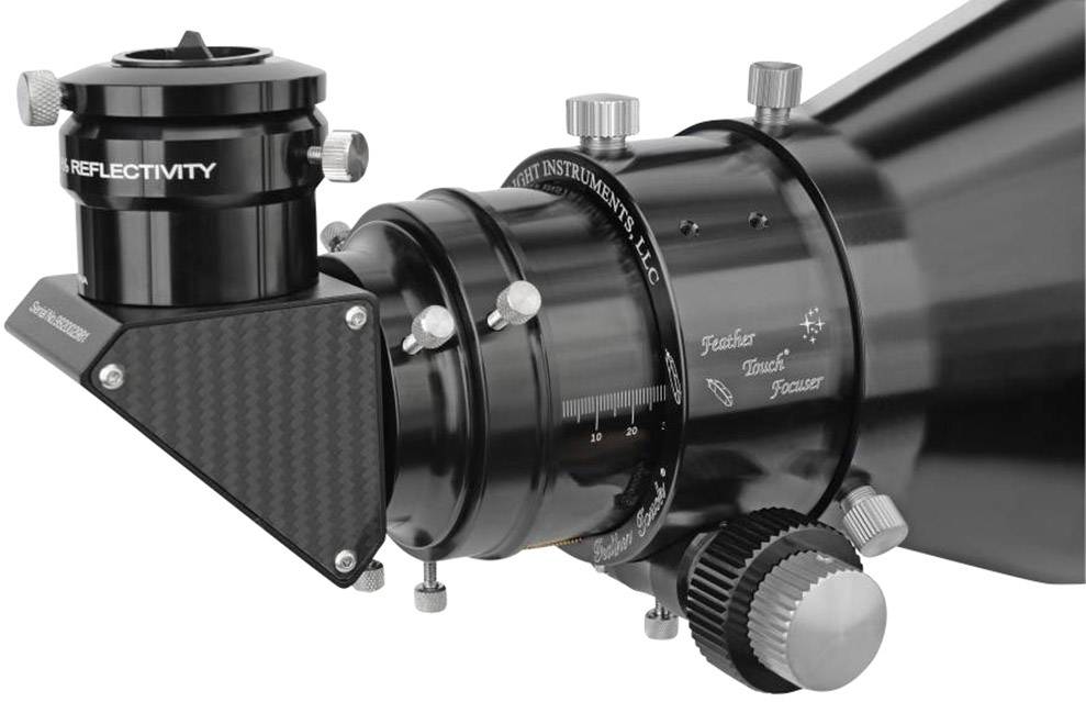 Czarny teleskop z precyzyjnymi pokrętłami regulacyjnymi i mechanizmem ogniskowania, sugerujący zaawansowaną optykę i precyzję.