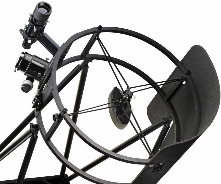 Teleskop Dobsona jest umieszczone na statywie, gotowe do obserwacji nieba. Posiada otwartą, pozbawioną rurki konstrukcję.