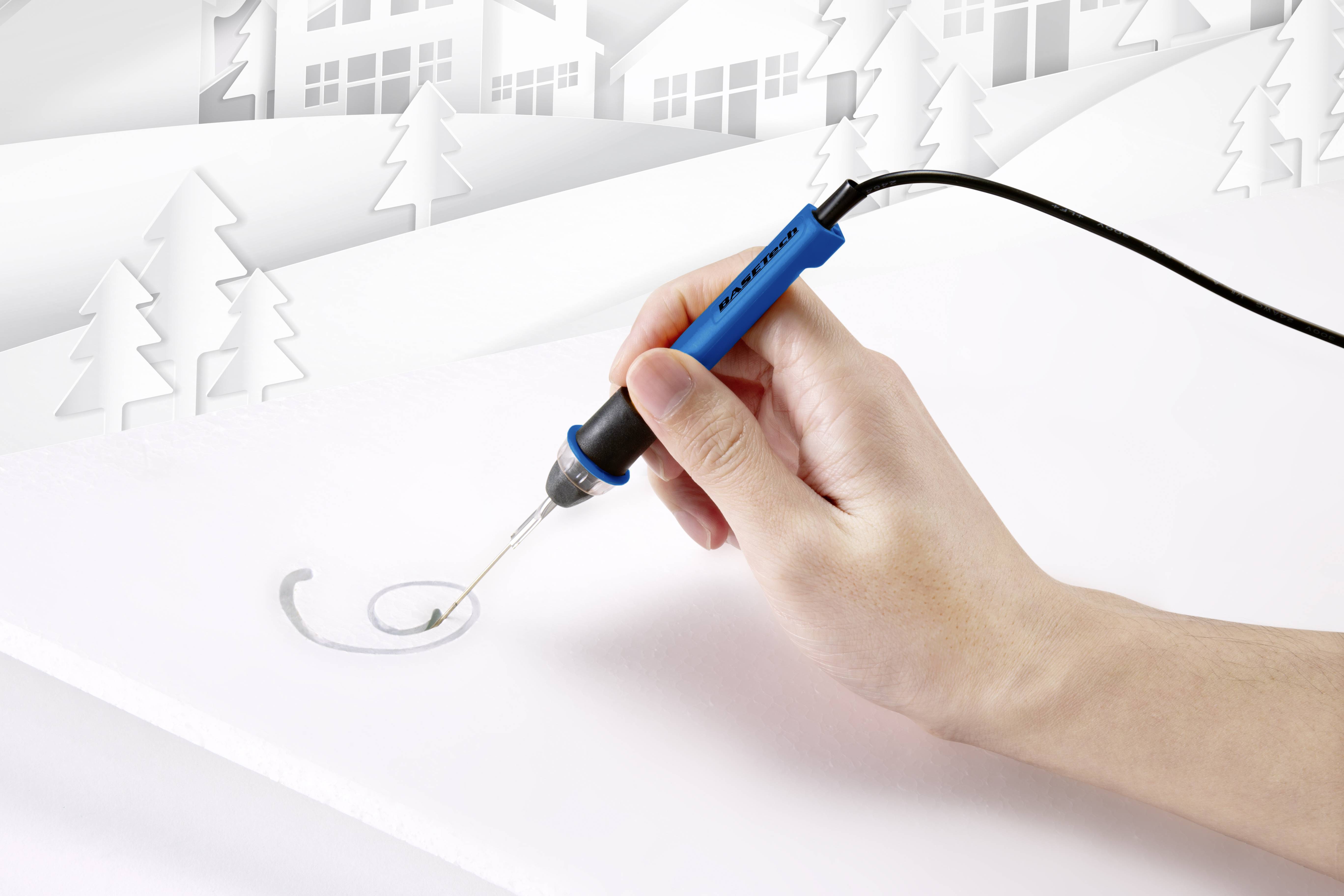 Ręcznie wygrawerowano lutownicą falisty wzór na białej powierzchni na tle stylizowanych wzgórz i drzew.