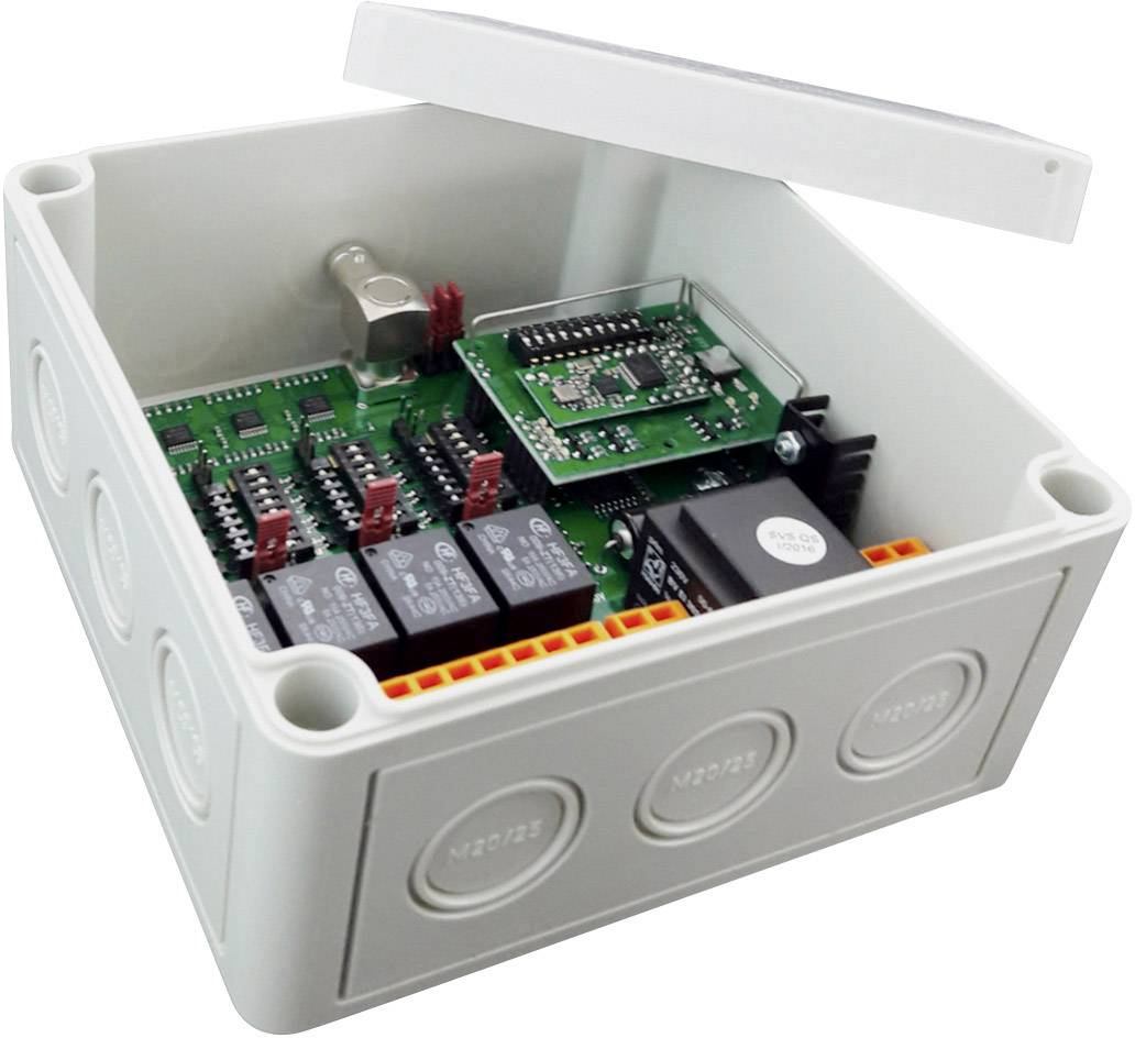 Otwarta obudowa elektryczna z widoczną płytką drukowaną, przekaźnikami i innymi elementami elektronicznymi.