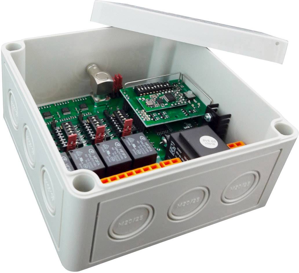 Otwarty plastikowy pojemnik z elektronicznymi płytkami drukowanymi i przekaźnikami wewnątrz, prawdopodobnie część systemu sterowania.