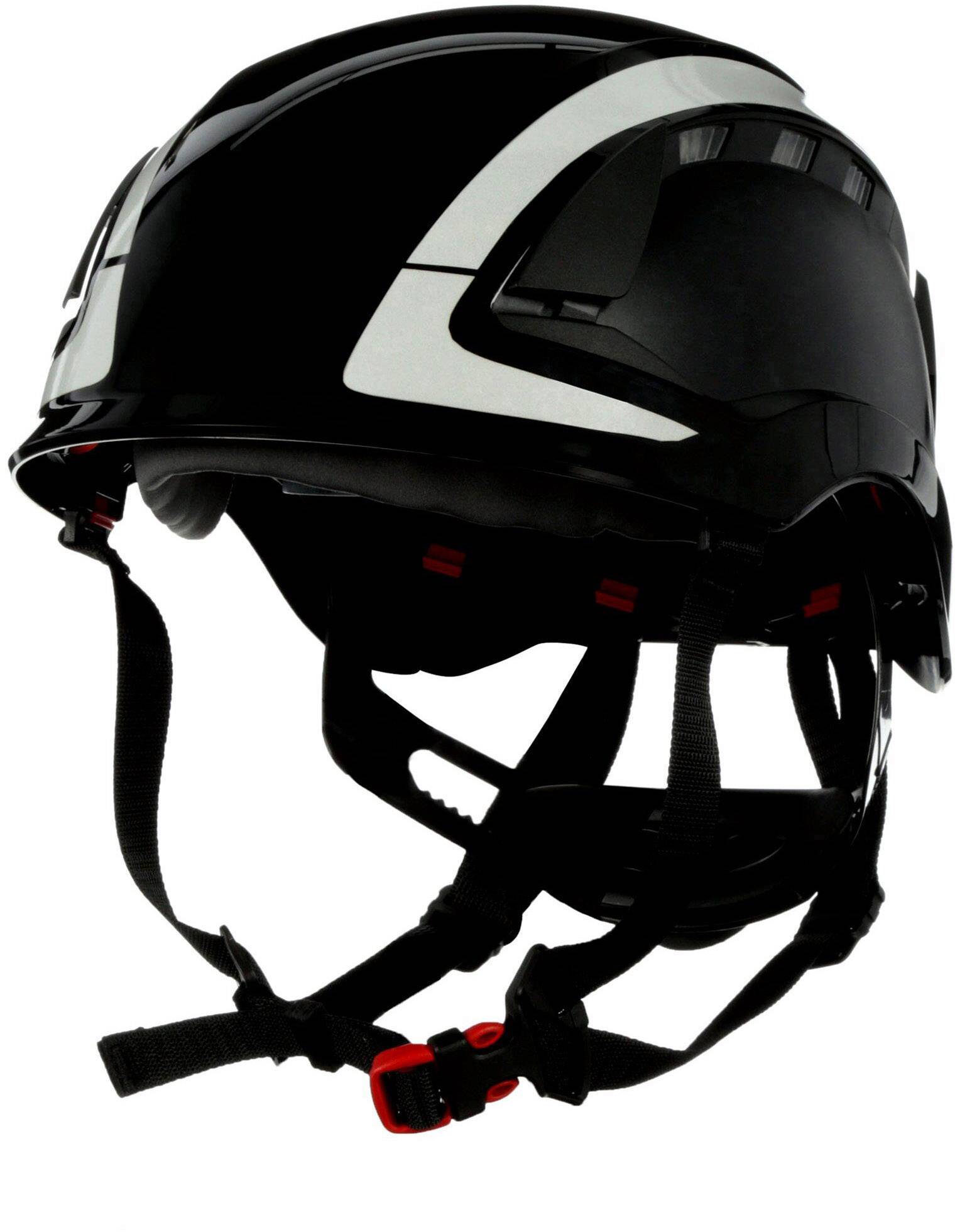 Czarny kask rowerowy z białymi paskami, widziany z boku. Regulowany pasek pod brodę z czerwonym zapięciem.