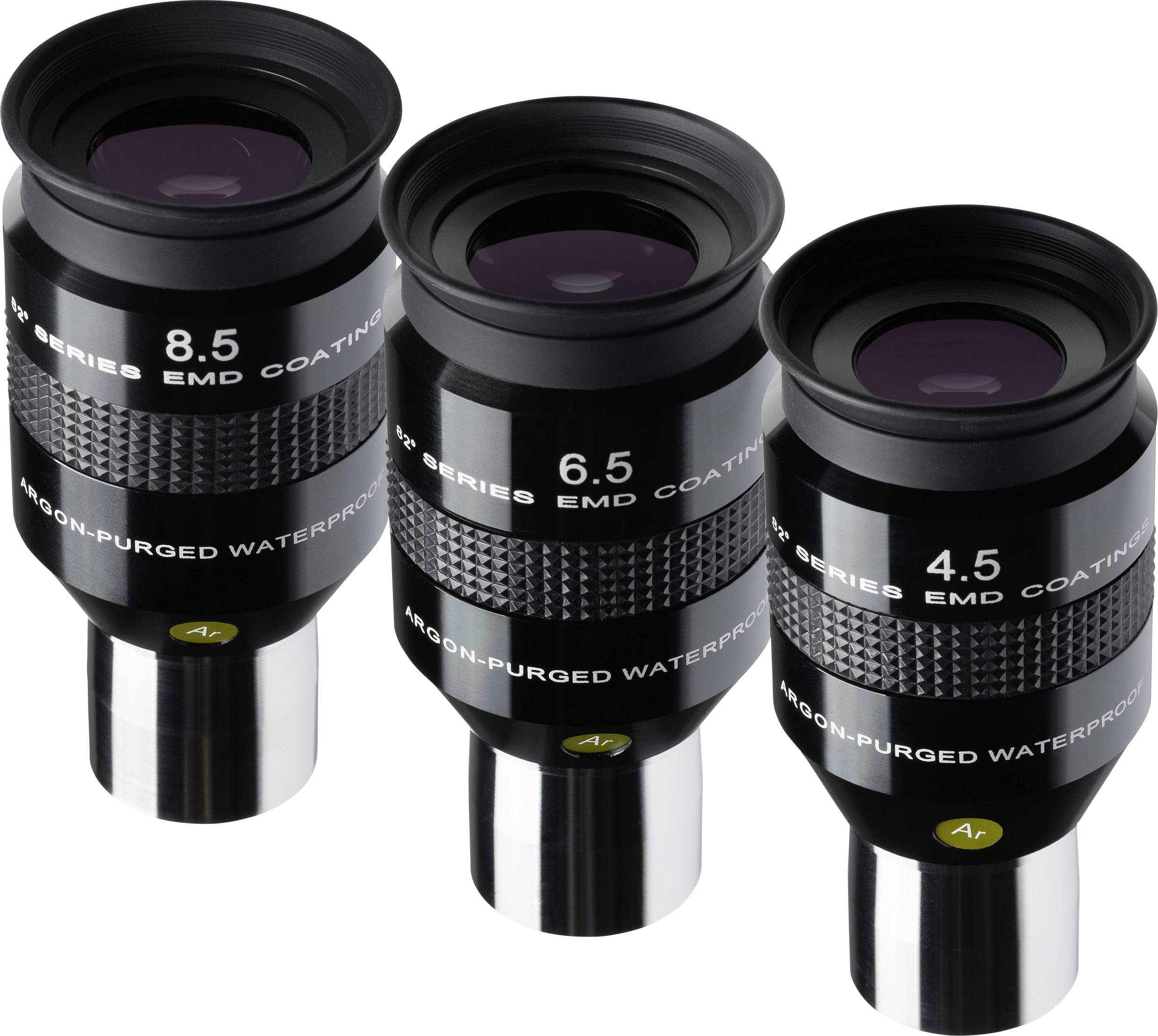 Trzy czarne teleskopowe okulary z oznaczeniami '8,5', '6,5' i '4,5' na przedniej stronie, przedstawiające różne ogniskowe.