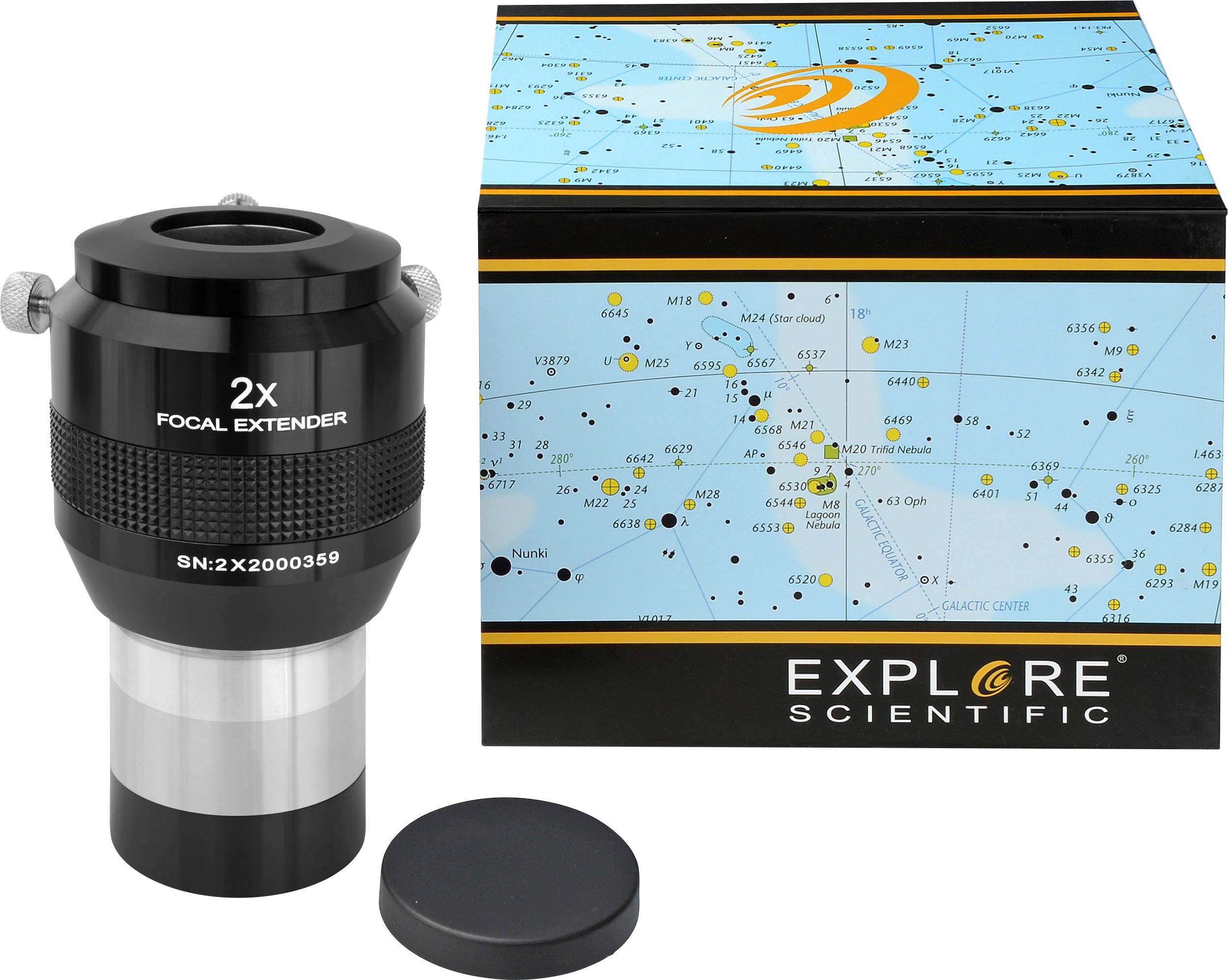 Czarny dwukrotny telekonwerter rozłożony obok mapy nieba z gwiazdozbiorami oraz opakowania oznaczonego logo 'Explore Scientific'.