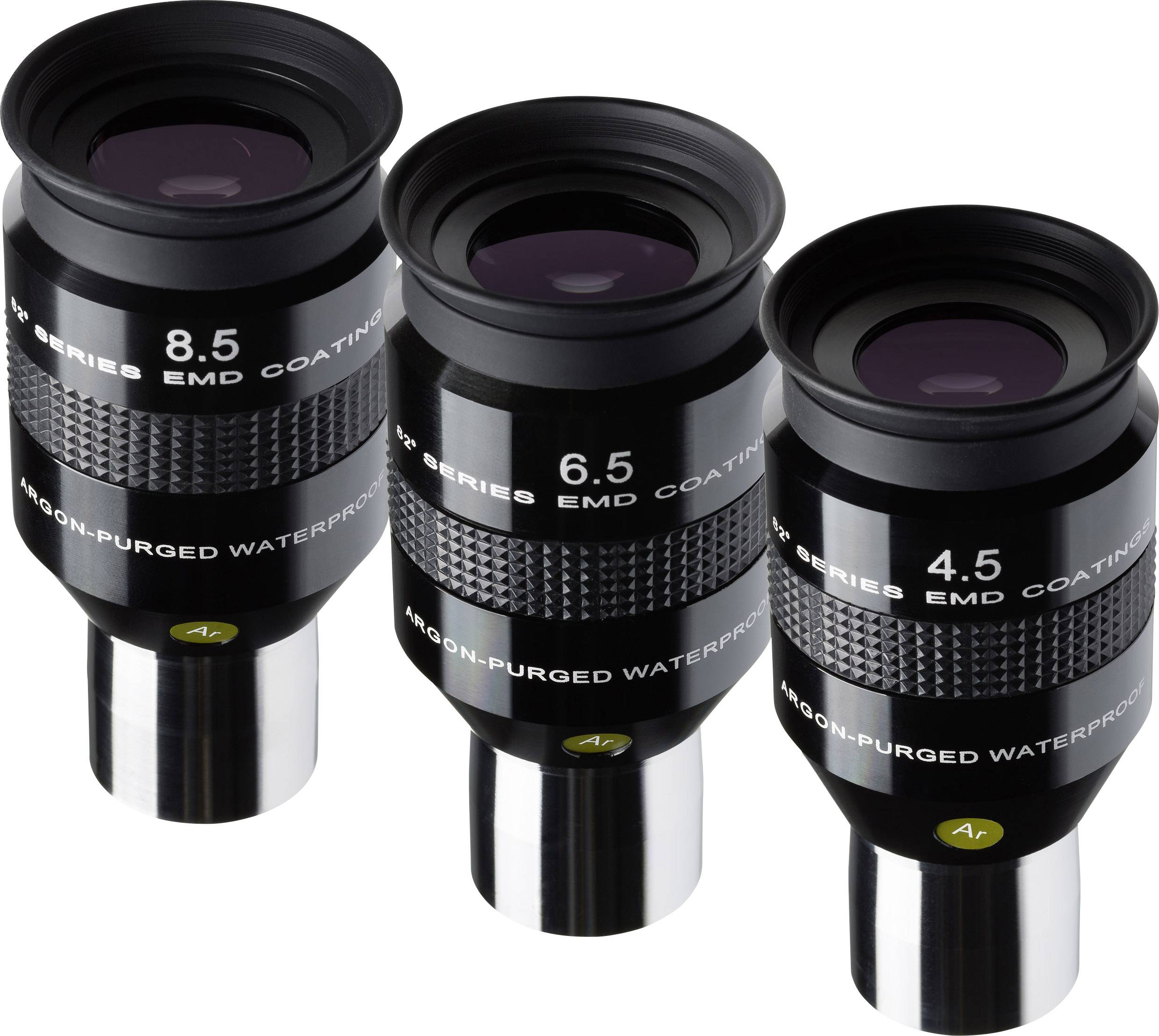 Trzy czarne okulary różnej wielkości i ogniskowej umieszczone w rzędzie; każdy z napisami dotyczącymi specyfikacji technicznych.