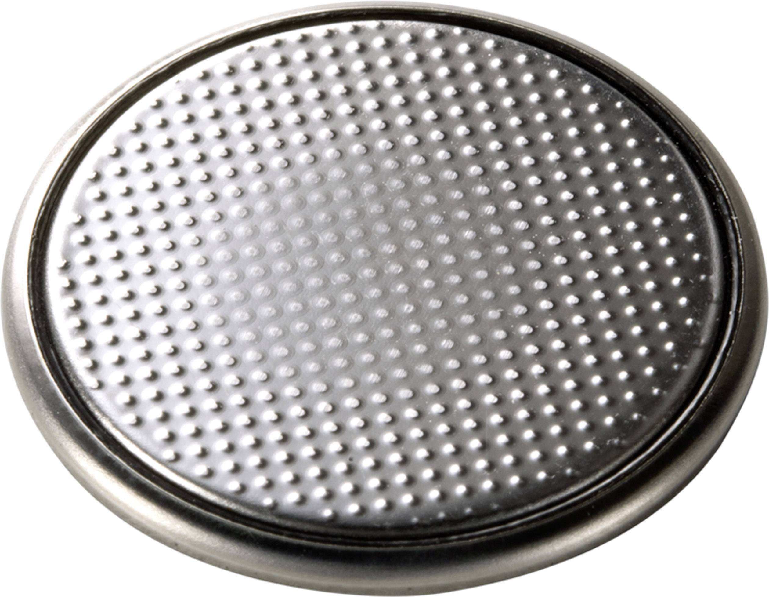 Srebrna bateria guzikowa z prążkowanym wzorem na górnej powierzchni.