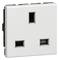 Biała elektryczna wtyczka w kształcie kwadratu z trzema prostokątnymi otworami na przedniej stronie.