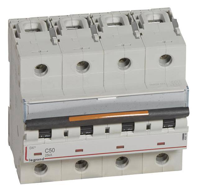 Cztero-biegunowy wyłącznik nadprądowy o oznaczeniu 'C50 25A', przeznaczony do stosowania w rozdzielniach elektrycznych.