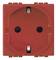 Czerwone gniazdo elektryczne z okrągłymi otworami, odpowiednie dla standardowych wtyczek elektrycznych. Nie posiada widocznego włącznika ani innych elementów.