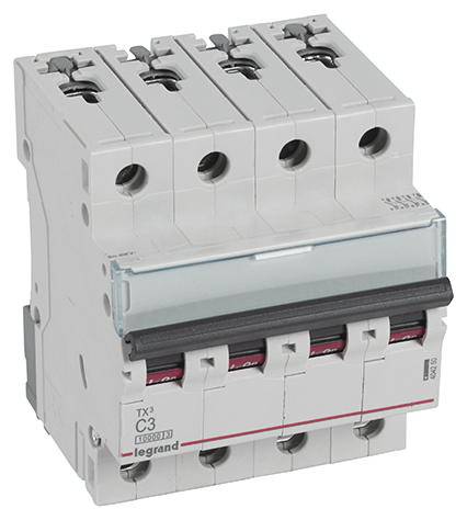 Czterobiegunowy wyłącznik ochronny z oznaczeniem 'C3'. Służy on do zabezpieczania obwodów elektrycznych przed przeciążeniami i zwarciami.