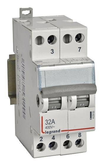 Przełącznik z napisem '32A 400V-', cztery zaciski, odpowiedni do instalacji elektrycznych do sterowania obwodami elektrycznymi.