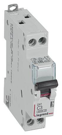 Jednomodułowy wyłącznik nadprądowy marki Legrand, model DX3, C3, z dźwignią przełącznika i opisami na przedniej stronie.