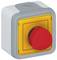 Czerwony przycisk bezpieczeństwa na prostokątnej, szaro-żółtej obudowie. Przycisk służy do natychmiastowego wyłączenia maszyn.