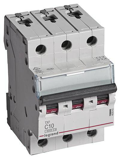 'Trzybiegunowy wyłącznik nadprądowy, oznaczenie: TX³ C10. Producent: Legrand. Stosowany w zabezpieczeniach instalacji elektrycznych.'