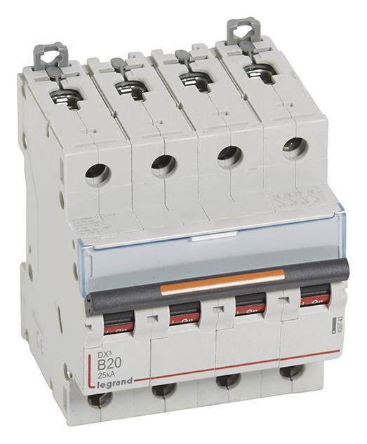 Wyłącznik nadprądowy z czterema biegunami w szarowej obudowie. Oznaczenie wskazuje "B20 25 kA". Stosowany do zabezpieczania przewodów elektrycznych.