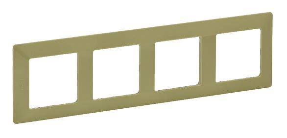 Czterokrotna, prostokątna, beżowa ramka do gniazd lub włączników.