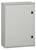 Szary, prostokątny metalowy schowek z dwoma czarnymi uchwytami po prawej stronie. Odpowiedni do przechowywania urządzeń technicznych.