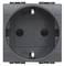 Czarna wtyczka w zbliżeniu, odpowiednia dla europejskich wtyczek dwubiegunowych, z bolcami ochronnymi po bokach.