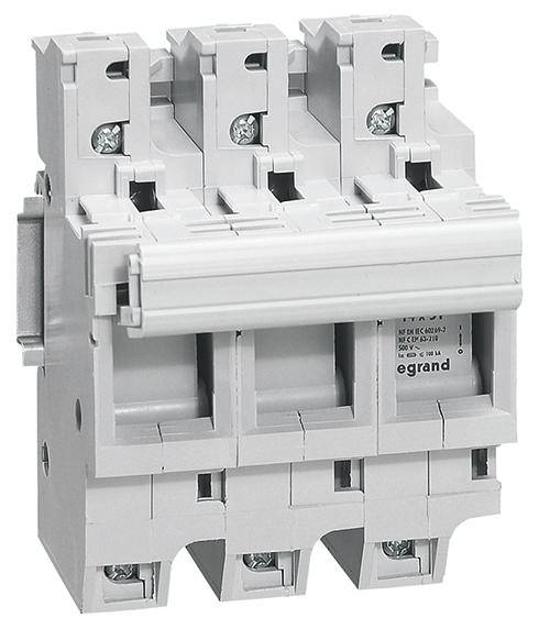 Trójbiegunowy automatyczny wyłącznik zabezpieczający w kolorze szarym. Posiada trzy oddzielne elementy łączeniowe z połączeniami śrubowymi.