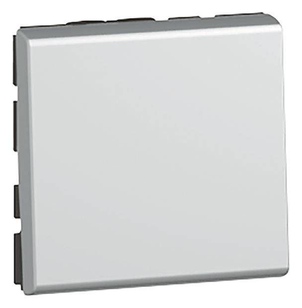 Biały, kwadratowy włącznik światła w zbliżeniu, o minimalistycznym designie bez widocznych oznaczeń marki.