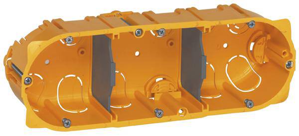 Pomarańczowa, plastikowa puszka elektryczna, podłużna i pusta, z wieloma otworami na śruby oraz zagłębieniami do przeprowadzenia przewodów.