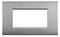 Szara rama z prostokątną przestrzenią wewnętrzną firmy 'bticino', odpowiednia do instalacji gniazd lub przełączników.