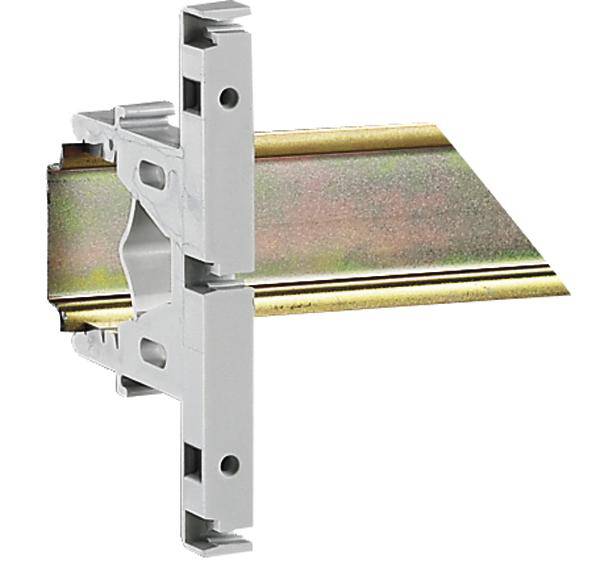 Biały uchwyt z tworzywa sztucznego z pozłacanym metalowym wspornikiem, używany do mocowania obiektów na ścianach lub innych powierzchniach.