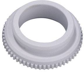 Białe plastikowe kółko zębate z wewnętrznym cylindrem, które najprawdopodobniej stanowi część urządzenia mechanicznego lub maszyny.