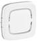 Kwadratowy, biały włącznik światła z zaokrąglonymi narożnikami i centralnym, wgłębionym kwadratem.