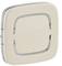 Beżowy, kwadratowy włącznik światła z zaokrąglonymi narożnikami i subtelną ramką.