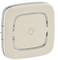 Kwadratowy włącznik światła z zaokrąglonymi rogami, w kolorze beżowym, posiada symbol żarówki pośrodku, oznaczający oświetlenie.