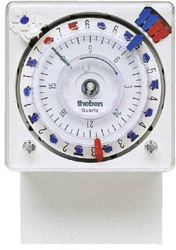 Zegar czasowy z tarczą 24-godzinną. Niebieskie i czerwone oznaczenia do ustawień przedziałów czasowych, centralne przyciski sterujące.