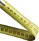 Żółta miara zwijana z czarnymi i czerwonymi oznaczeniami wskazuje centymetry od 9 do 21.