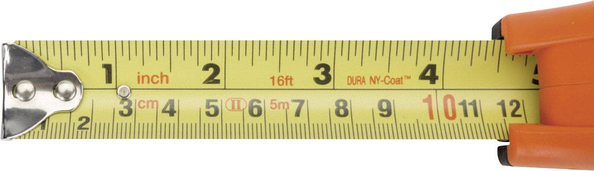 Miarka zwijana pokazuje oznaczenia w calach i centymetrach do 16 stóp lub 5 metrów. Skala jest w kolorze żółtym, a cyfry są czarne na czerwonej obudowie.