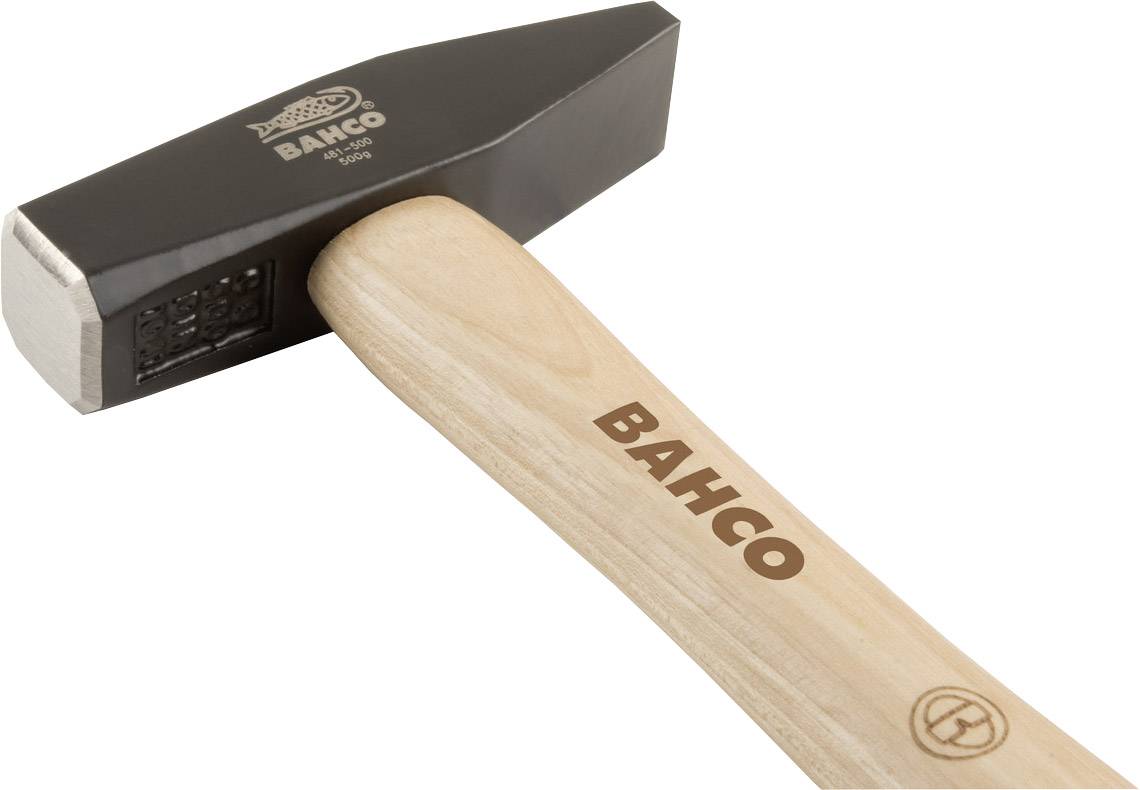 Młotek z drewnianą rękojeścią i czarną metalową główką, na której widnieje napis 'Bahco', leży na boku.