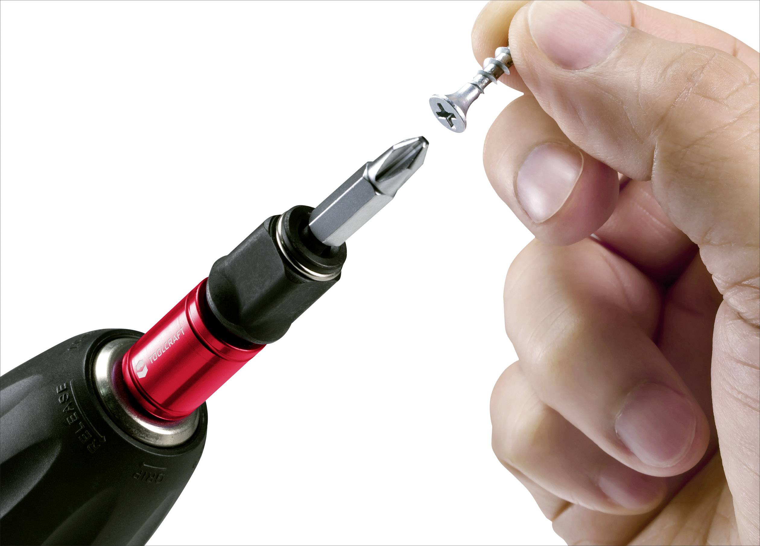 Elektryczny wkrętak obraca śrubę trzymaną ręką.