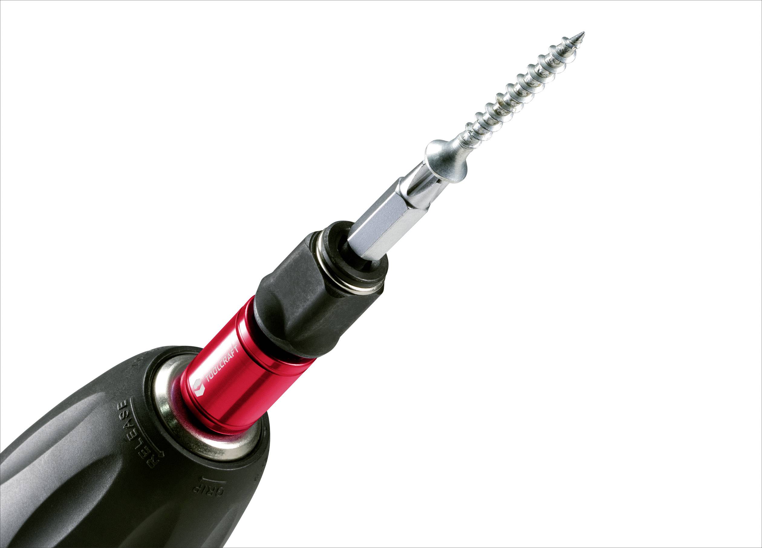 Elektryczny wkrętak z czerwonym adapterem wkręca srebrną śrubę. Tło jest białe.