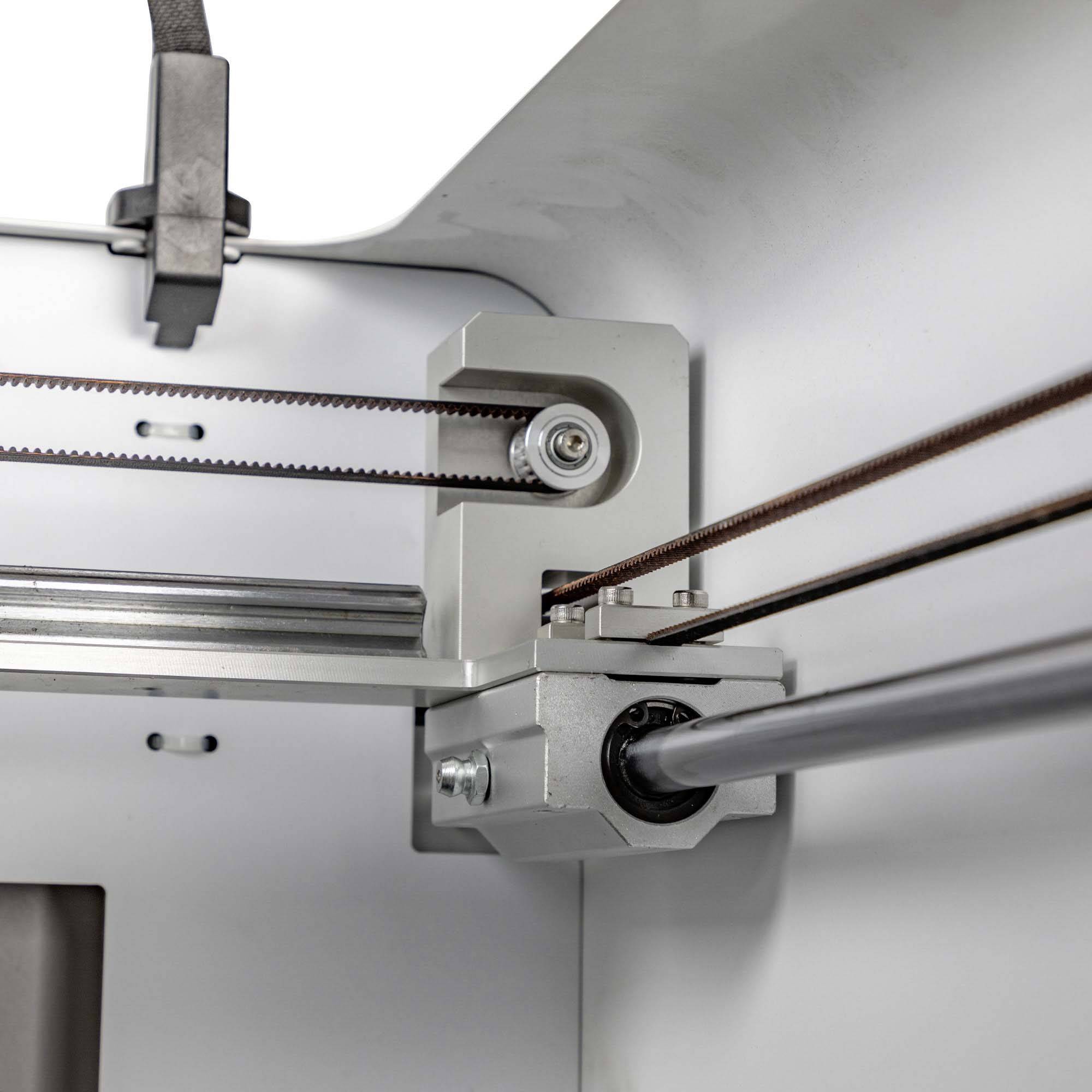 Mechanizm drukarki 3D z kołami zębatymi i paskami. Widoczne są wrzeciona i szyna, która porusza platformą drukową.