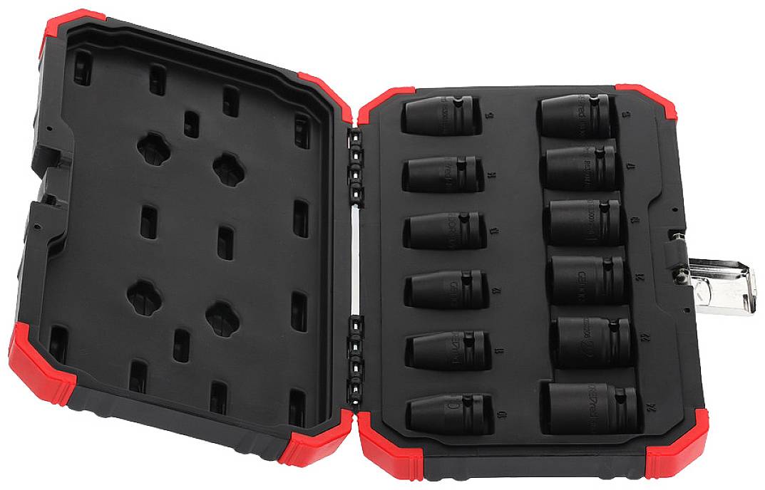 Otwarty czarny kufer na narzędzia z czerwonymi narożnikami, zawierający dziewięć kluczy nasadowych w różnych rozmiarach.