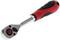 Grzechotka z czerwonym i czarnym uchwytem, srebrną głowicą i czerwonym przyciskiem, używana do dokręcania lub poluzowywania śrub i nakrętek.