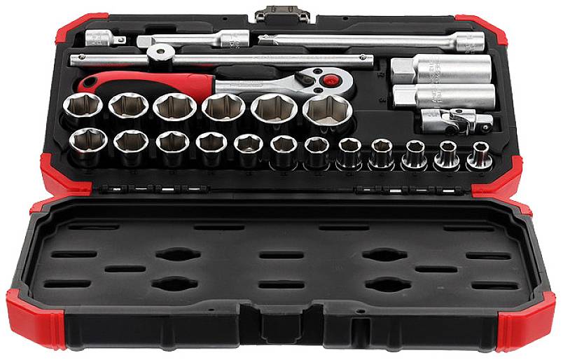 Otwarty kufer narzędziowy z zestawem kluczy nasadowych, grzechotką, przedłużkami i różnymi nakrętkami, ułożonymi w czarnym pudełku.