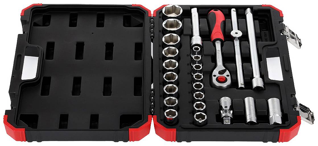 Zestaw kluczy nasadowych w czarnej otwartej walizce z czerwonymi narożnikami. Zawiera nasadki, grzechotkę i przedłużki.