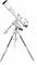 Białyteleskop na statywie, skierowany w górę. Posiada różne pokrętła regulacyjne i celownik optyczny.