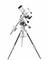 Białoskopowy teleskop z czarnym okularem, zamontowany na srebrnym statywie, na neutralnym tle.