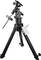 Czarne statyw teleskopowy z zamontowanym sprzętem i obciążnikami, stoi na trzech nogach. Do wyposażenia przymocowane są przewody.
