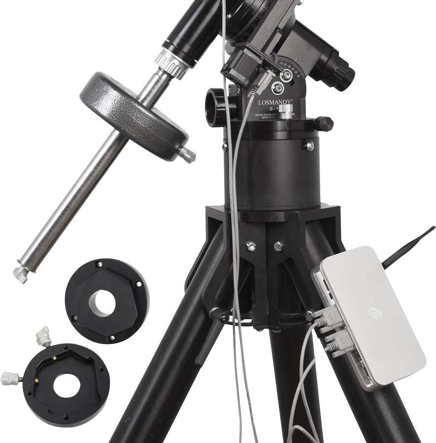 Teleskop z akcesoriami montażowymi na statywie, w tym dwie płytki adapter oraz elektroniczna jednostka sterująca.