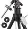 Teleskop z akcesoriami montażowymi na statywie, w tym dwie płytki adapter oraz elektroniczna jednostka sterująca.